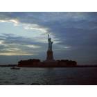 New York: : The statue of liberty at dusk