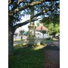 Marianna: Marianna Town Park, Confederate Memorial with wreath and Gazeebo