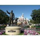 Anaheim: Walt and Mickey Statue 