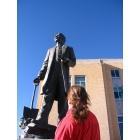Portales: Admireing the statue