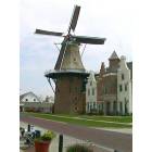 Pella: United States Largest running windmill