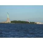New York: : Sailing by the Statue of Liberty