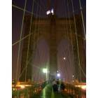 New York: : Brooklyn Bridge at night