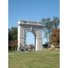 Huntington: : Memorial Arch