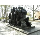 New York: : The Immigrants Monument /Battery-Park/