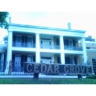 Vicksburg: : Outside the beautiful mansion of Cedar Grove Inn
