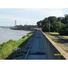 Cape Girardeau: : Mississippi river wall when at flood stage