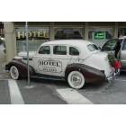 De Funiak Springs: : The old car the advertises the Hotel De Funiak during Christmas time.