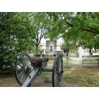 Russellville: Cannon in Town Square