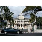 Honolulu: : The Royal Palace is an impressive building made from coral.