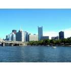 Pittsburgh: : Skyline of downtown Pittsburgh as viewed from the Allegheny River