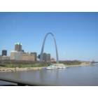 St. Louis: : St. Louis skyline taken from car