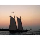 Key West: : SCHONNER AT SUNSET ON MALLORY SQUARE