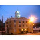 Gainesboro: Gainesboro Courthouse at night