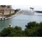 Chicago: The Chicago River, towards Navy Pier