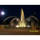 Muscatine: Water fountain at night