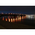 St. Louis: : Photo of the Mississippi river just next to the St. Louis arch